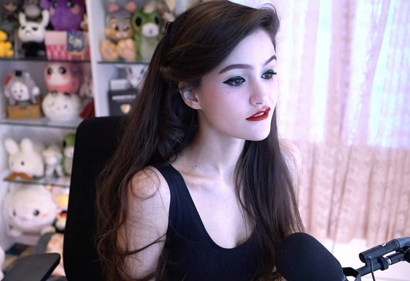 Βραζιλιάνα Streamer προσπαθεί να τερματίσει το Elden Ring με drawing pad