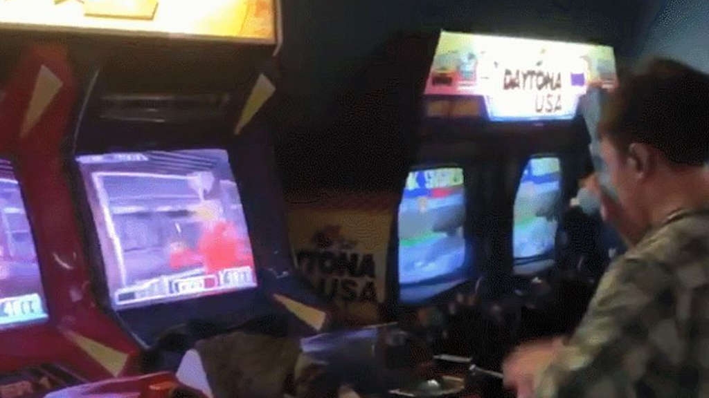 Gamer παίζει Time Crisis 2 ταυτόχρονα σε δυο οθόνες