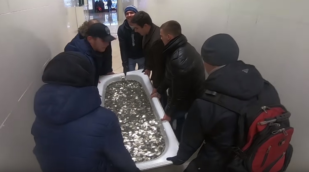 Ρώσος YouTuber πήρε iPhone XS δίνοντας μια μπανιέρα με κέρματα Ρώσος YouTuber πήρε iPhone XS δίνοντας μια μπανιέρα με κέρματα