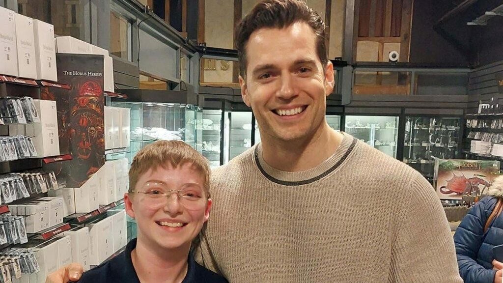 Ο Henry Cavill επισκέφτηκε την Games Workshop, δημιουργό της σειράς Warhammer