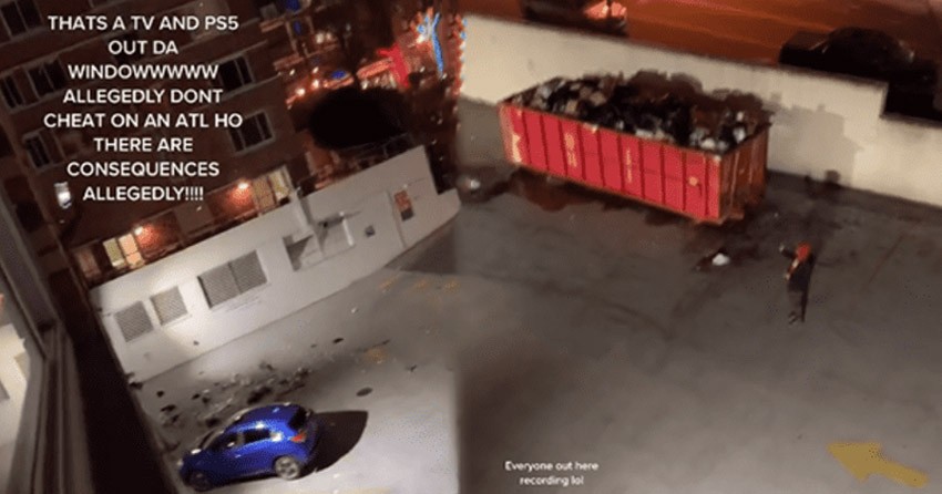 Αμερικανός gamer κεράτωσε την κοπέλα του κι αυτή του πέταξε το PS5 και την τηλεόραση από τον τρίτο όροφο