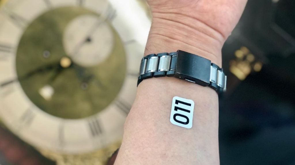 Teaser του Hideo Kojima με ρολόι και φακό