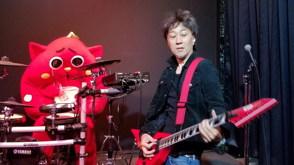 Μεγάλη κόκκινη γάτα παίζει drums στο Tokyo Game Show 2017