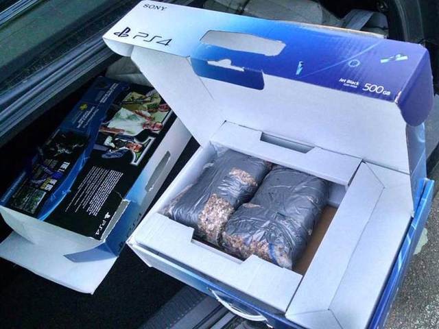 Αγόρασε PS4 και πήρε ένα κουτί γεμάτο πέτρες!