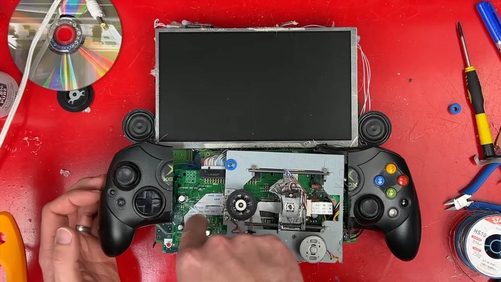 Modder έφτιαξε ένα Τερατώδες φορητό Xbox, με 8 σκληρούς δίσκους
