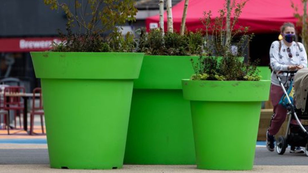 Ζαρντινιέρες στην πόλη Walsall της Αγγλίας μοιάζουν με σωλήνες από το Super Mario