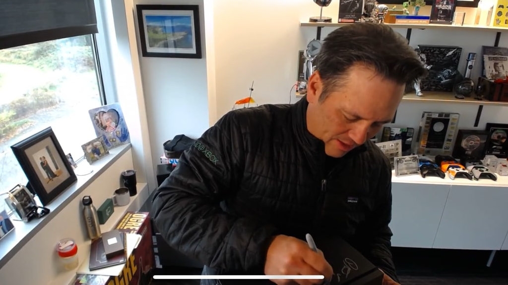 Η Microsoft πουλάει Xbox Series X υπογεγραμμένο από τον Phil Spencer