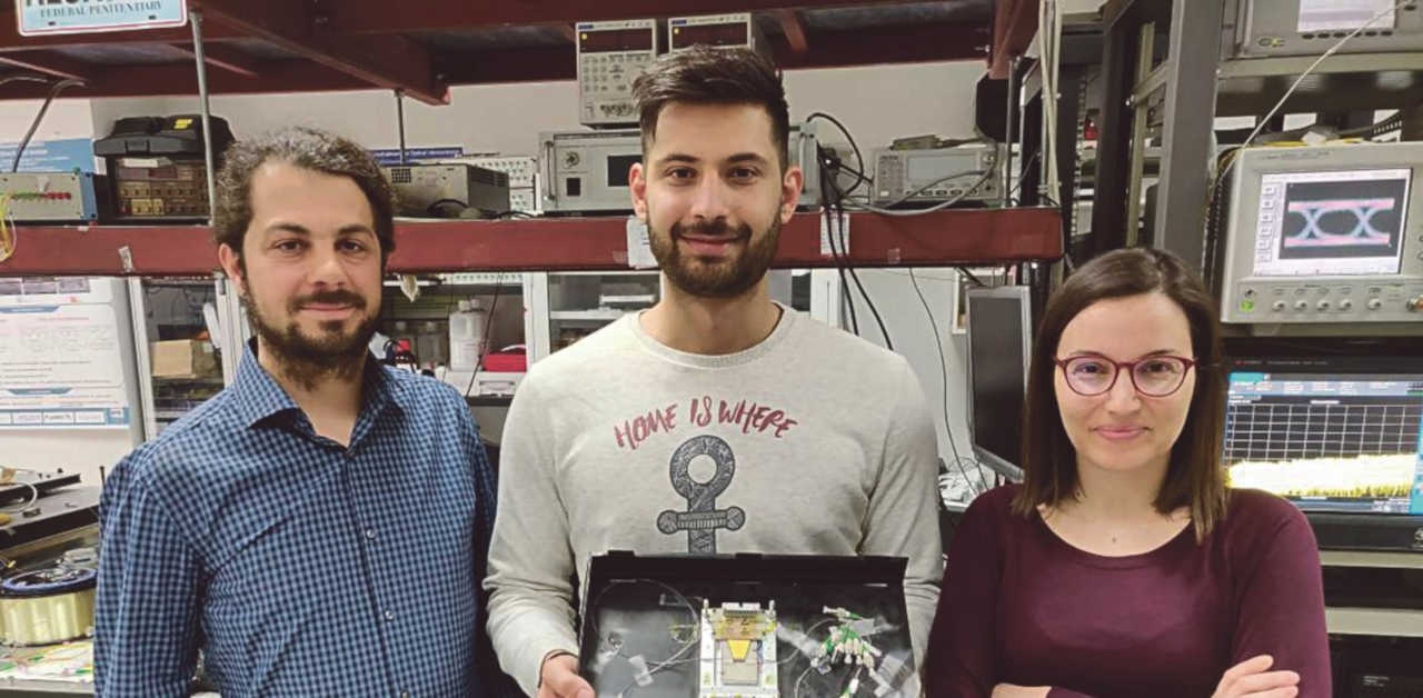 Μέλη ερευνητικής ομάδας του ΑΠΘ δημιούργησαν την ταχύτερη μνήμη RAM στον κόσμο Μέλη ερευνητικής ομάδας του ΑΠΘ δημιούργησαν την ταχύτερη μνήμη RAM στον κόσμο