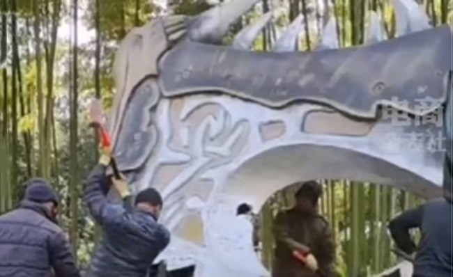 Η NetEase γκρέμισε το γιγάντιο άγαλμα του World of Warcraft, έξω από τα γραφεία της