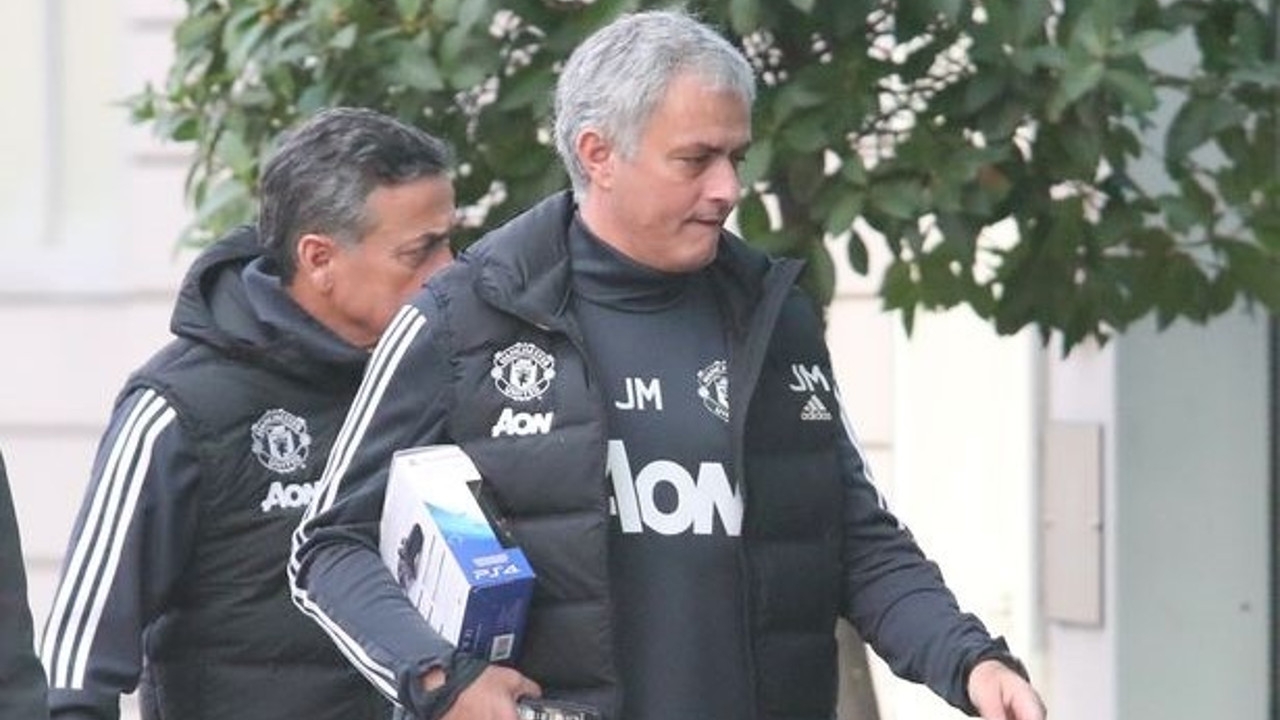 Ο Jose Mourinho φωτογραφήθηκε με ένα PS4 controller