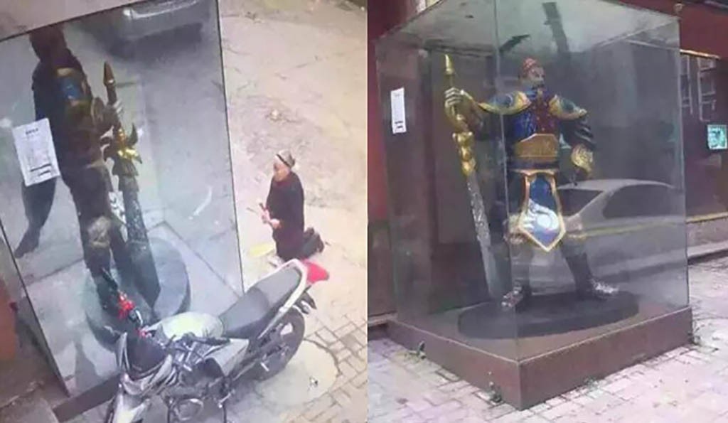 Γιαγιά προσευχήθηκε στο άγαλμα του Garen Γιαγιά προσευχήθηκε στο άγαλμα του Garen