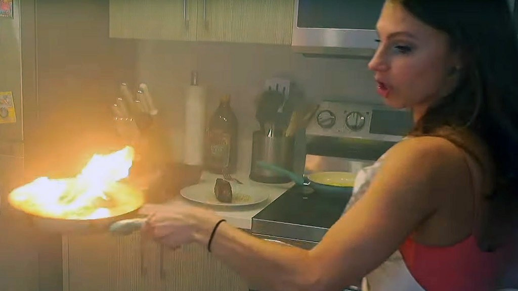 Η streamer Kjanecaron μαγείρευε και η κουζίνα της πήρε φωτιά σε livestream! Η streamer Kjanecaron μαγείρευε και η κουζίνα της πήρε φωτιά σε livestream!