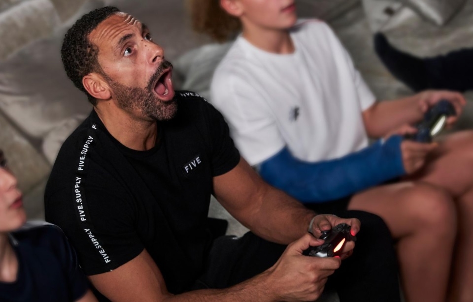 Rio Ferdinand: "Να ενεργοποιείτε τα family controls της κονσόλας σας"