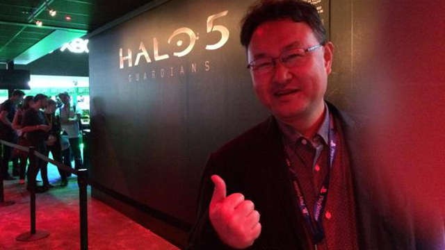 Ο Shuhei Yoshida στο Halo 5 HoloLens Experience Ο Shuhei Yoshida στο Halo 5 HoloLens Experience