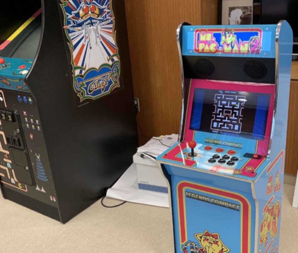 H Bandai Namco μηνύει την AtGames για την αντιγραφή του Ms. Pac-Man H Bandai Namco μηνύει την AtGames για την αντιγραφή του Ms. Pac-Man