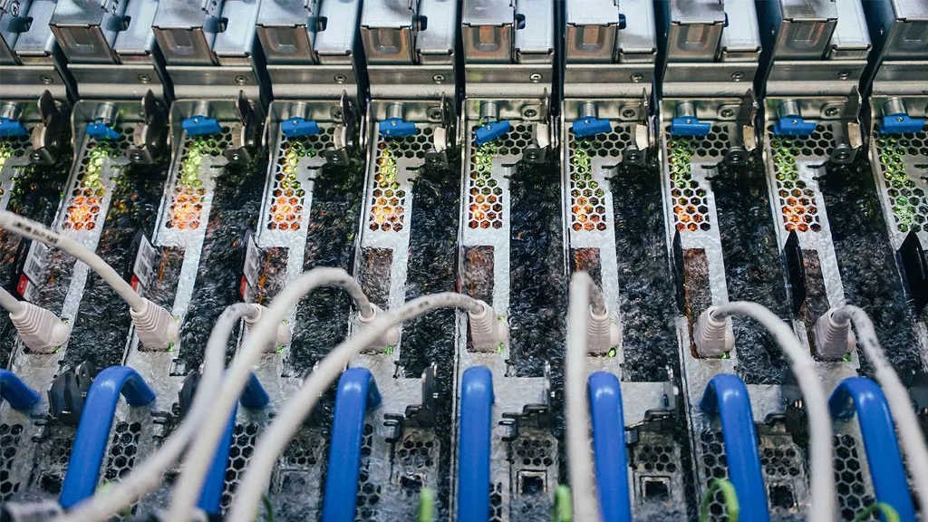 Η Microsoft βυθίζει servers σε βραστό υγρό Η Microsoft βυθίζει servers σε βραστό υγρό