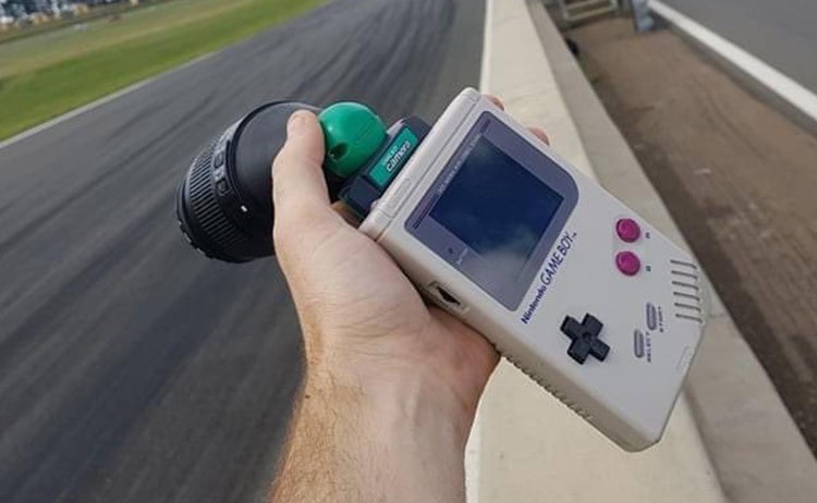 Modders έκαναν το Game Boy DSLR κάμερα Modders έκαναν το Game Boy DSLR κάμερα