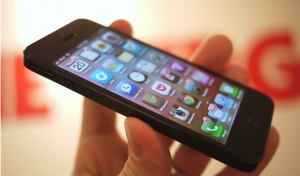 Μπήκε σε κατάστημα και πήρε iPhone 5 με τσαμπουκά! Μπήκε σε κατάστημα και πήρε iPhone 5 με τσαμπουκά!