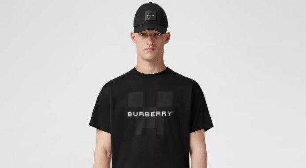 Η Burberry πουλάει αυθεντικά ρούχα Minecraft με κόστος 500 - 2400 ευρώ