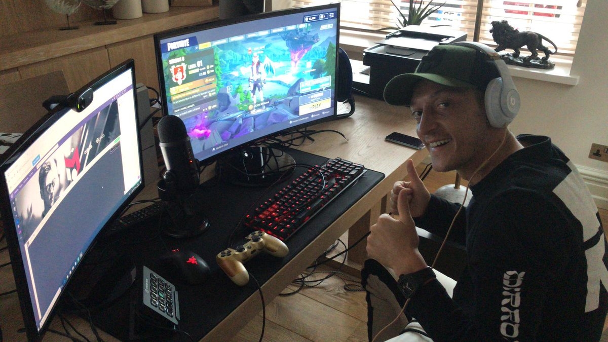 Ο Mesut Ozil κάνει Fortnite livestream αλλά ταλαιπωρεί την μέση του από το καθισιό