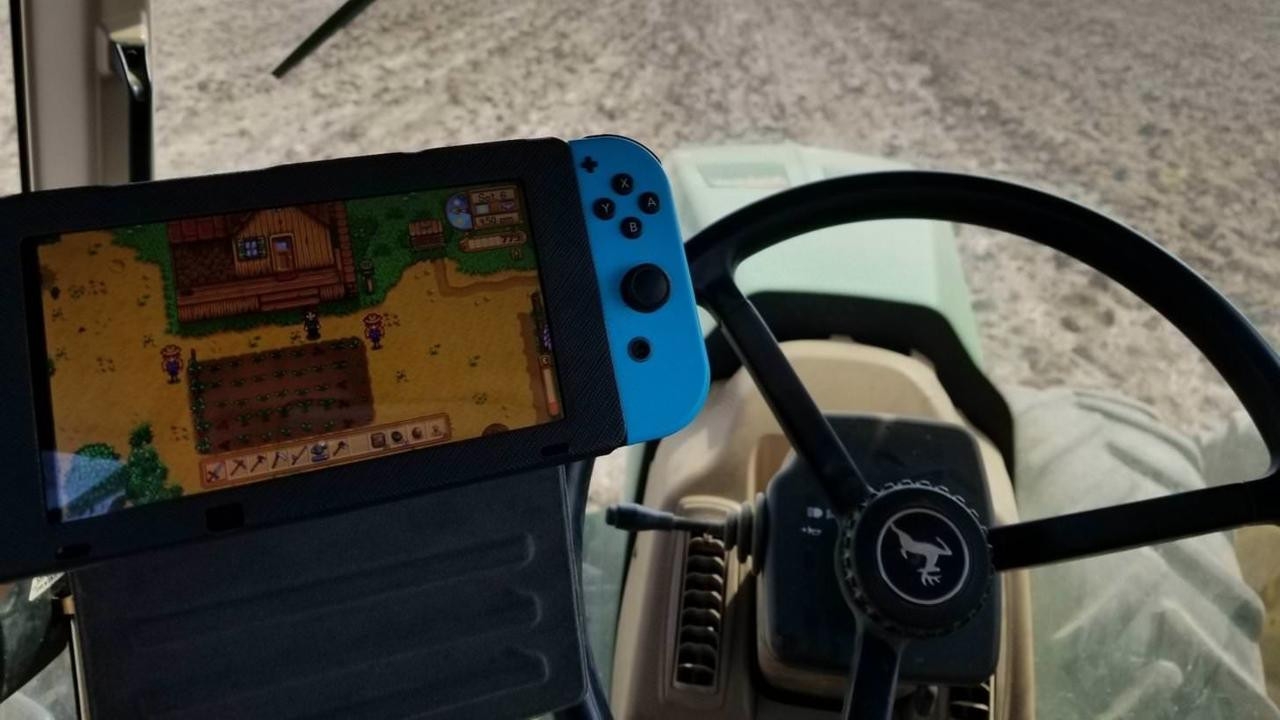 Αγρότης παίζει Stardew Valley εν ώρα εργασίας
