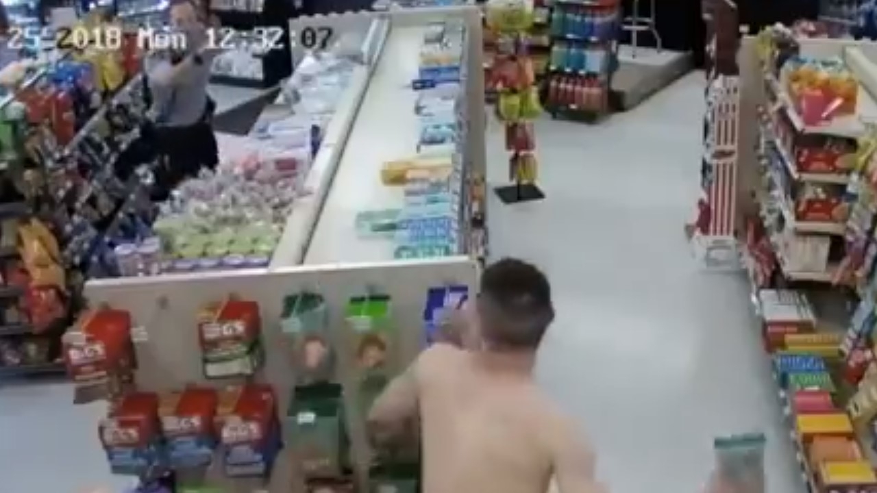 Ληστεία με μουσική από το Metal Gear Solid στο background