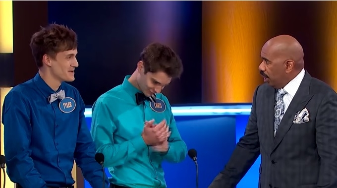 Ο Steve Harvey είπε σε τηλεπαιχνίδι στον Ninja "να βγάλει λεφτά ως gamer"