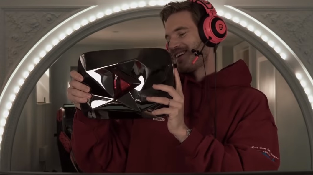 Ο Pewdiepie γίνεται ο πρώτος solo YouTuber που φτάνει 100 εκατομμύρια συνδρομητές Ο Pewdiepie γίνεται ο πρώτος solo YouTuber που φτάνει 100 εκατομμύρια συνδρομητές