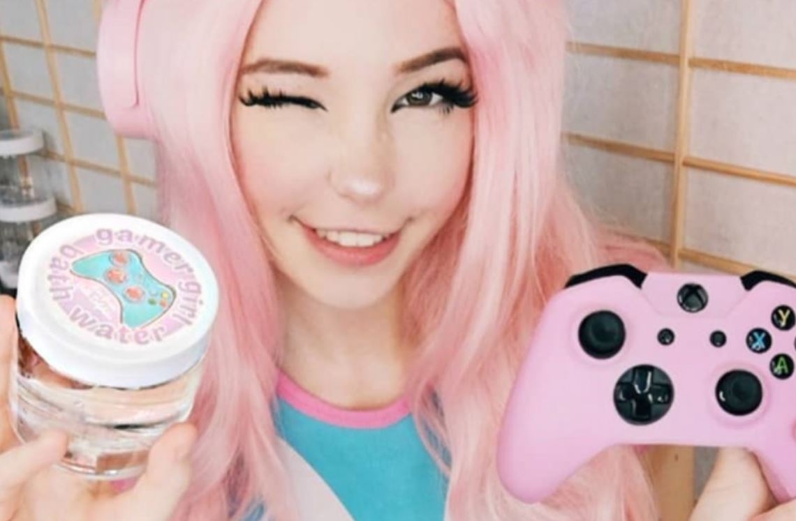 Η Belle Delphine τρώει φωτογραφία του Pewdiepie, πουλάει τα απόνερα του μπάνιου της