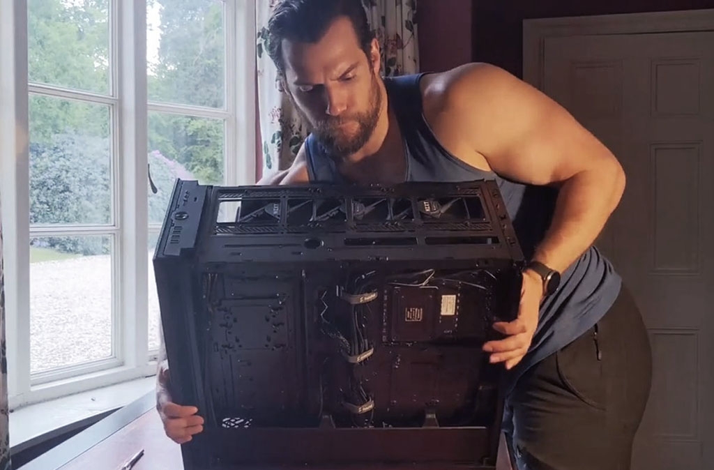 Ο Henry Cavill στήνει και flexάρει το νέο του gaming PC