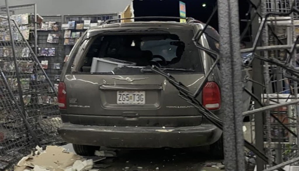 Γιαγιά έσπασε τζαμαρία και μπήκε με το αυτοκίνητο σε κατάστημα με console games στην Αμερική