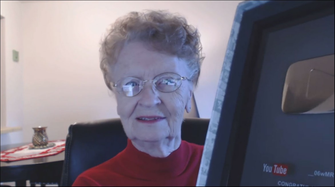 H γιαγιά των gamers Shirley Curry παίζει Skyrim H γιαγιά των gamers Shirley Curry παίζει Skyrim