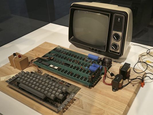Μία γυναίκα στις ΗΠΑ πέταξε έναν Apple 1 αξίας 200.000 δολαρίων