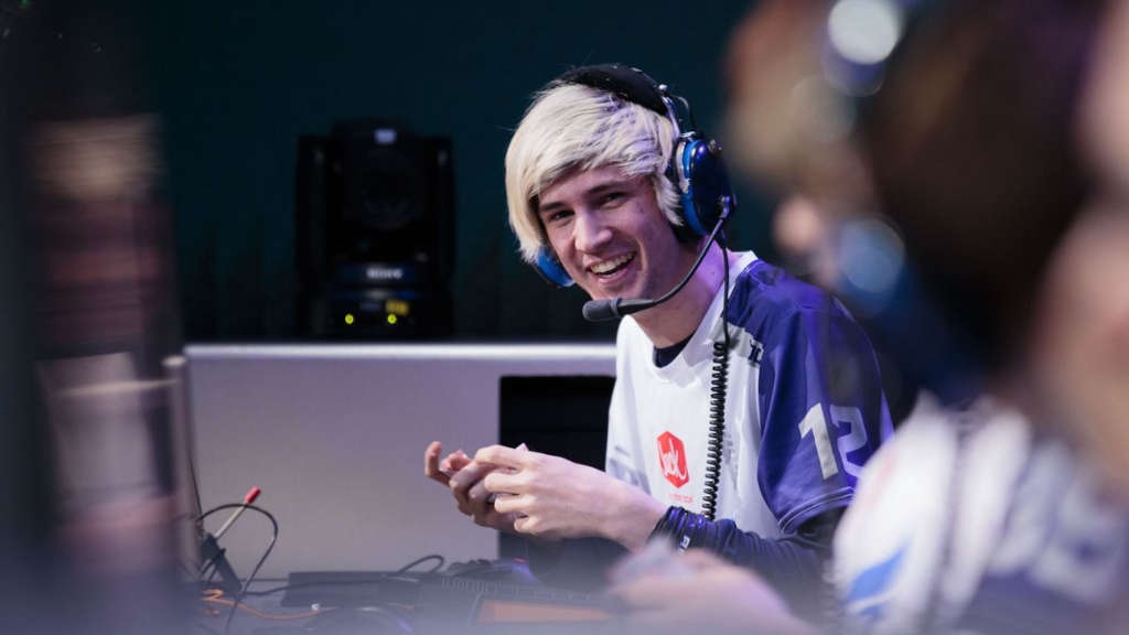 Το Twitch έριξε ban στον Félix "xQc" Lengyel γιατί σαμπόταρε τον τελικό του τουρνουά Fall Guys Το Twitch έριξε ban στον Félix "xQc" Lengyel γιατί σαμπόταρε τον τελικό του τουρνουά Fall Guys