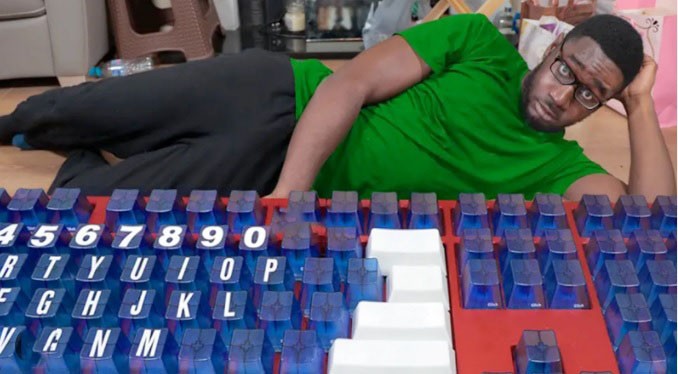 Ο YouTuber Glarses έφτιαξε ένα τεραστιο πληκτρολόγιο 1,82 μέτρα