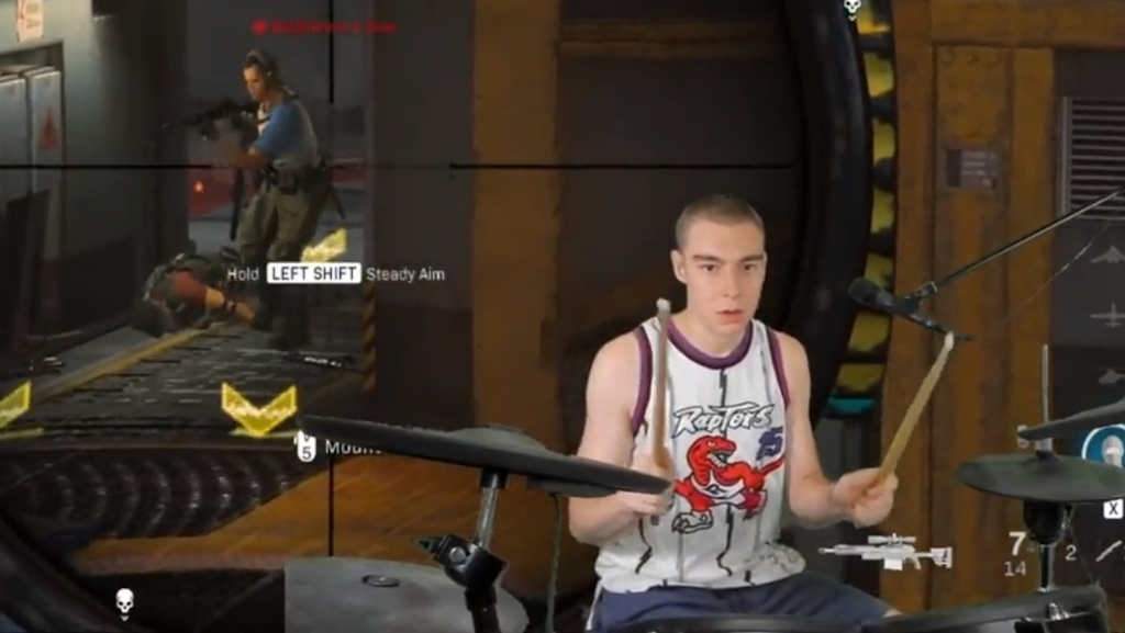 Streamer παίζει Call Of Duty: Warzone και Call Of Duty: Modern Warfare χρησιμοποιώντας ως χειριστήριο τα ντραμς