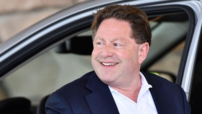Ο Bobby Kotick, διευθύνων σύμβουλος της Activision Blizzard, θέλει να βγάζει πάνω από 30 εκατομμύρια δολάρια/έτος Ο Bobby Kotick, διευθύνων σύμβουλος της Activision Blizzard, θέλει να βγάζει πάνω από 30 εκατομμύρια δολάρια/έτος