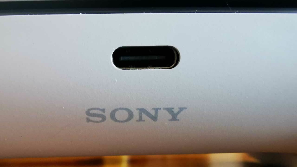 Gamers αναφέρουν ότι το λογότυπο της Sony στο DualSense τους έχει τοποθετηθεί στραβά