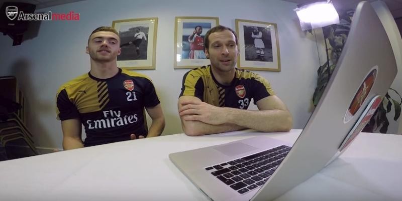 Οι παίκτες της Arsenal παίζουν Football Manager 2016