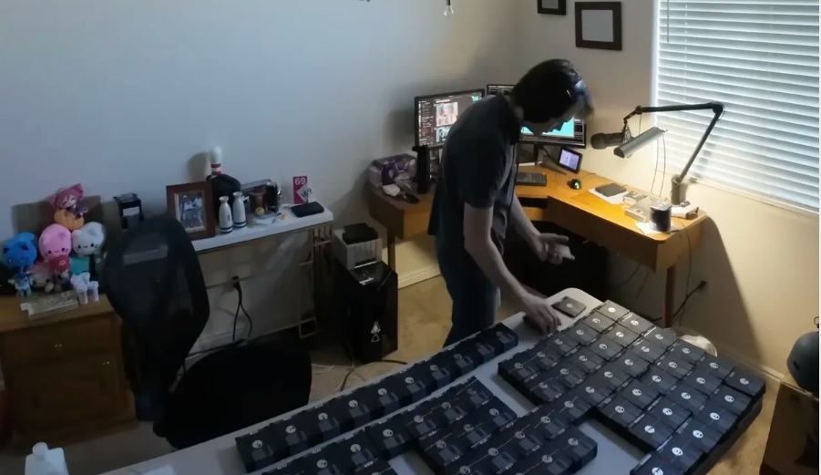 Μαζόχας gamer έτρεξε το Factorio σε 1.000 floppy disks των 1,44MB!