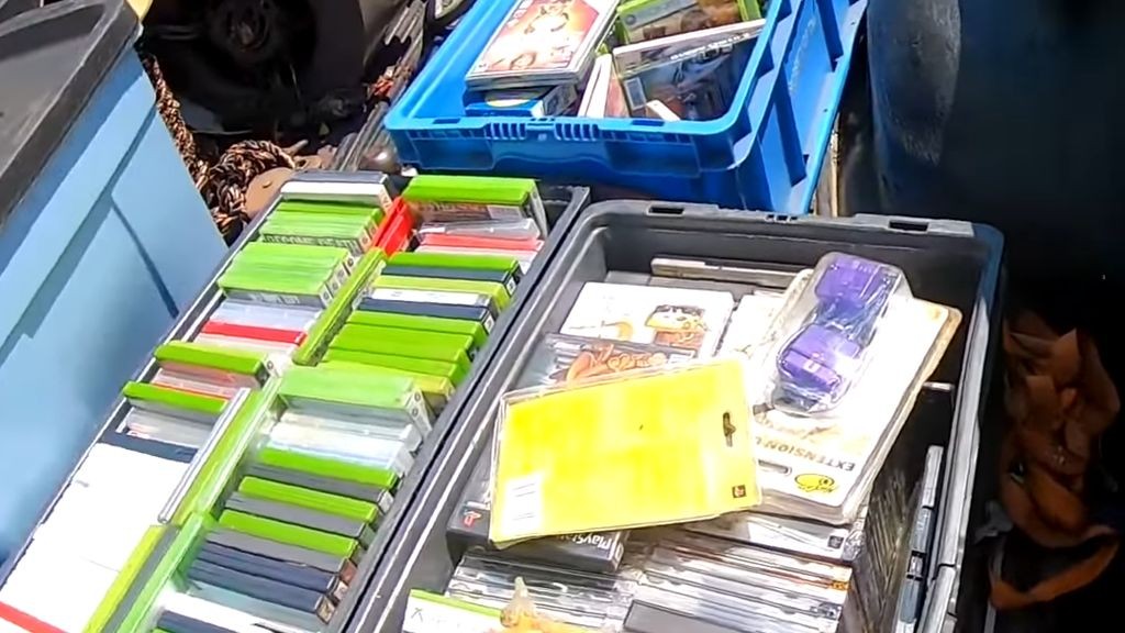 YouTubers βρήκαν συλλογή από retro games σε εγκαταλελειμμένο σπίτι YouTubers βρήκαν συλλογή από retro games σε εγκαταλελειμμένο σπίτι