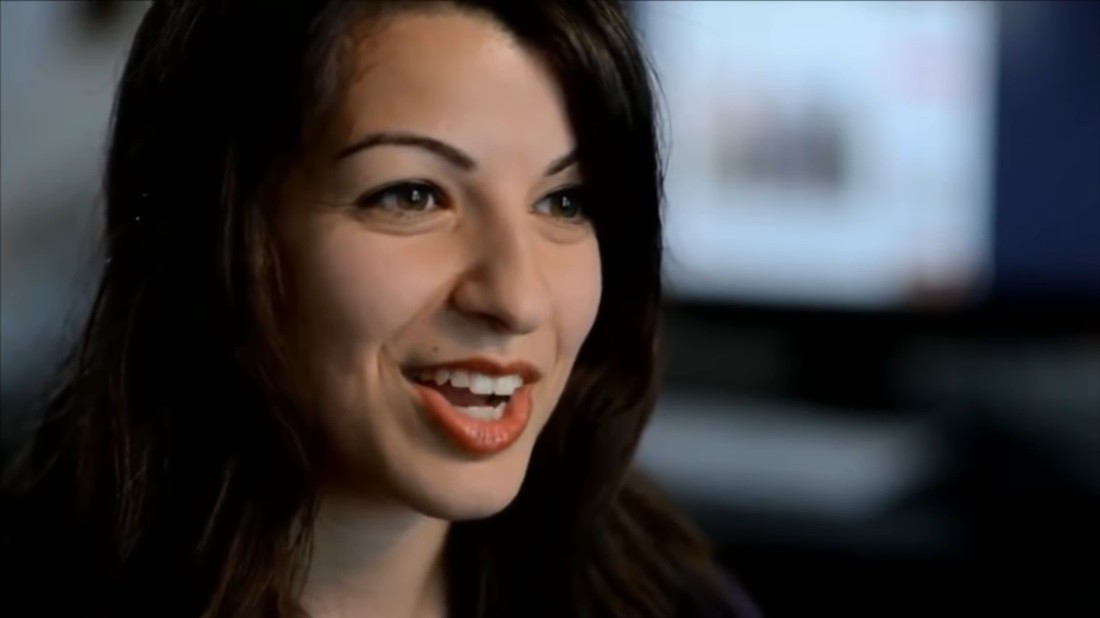 H Anita Sarkeesian κλείνει το Feminist Frequency