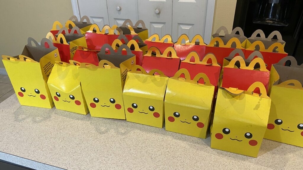 Οι scalpers πουλάνε κάρτες Pokémon από τα McDonald's Happy Meals