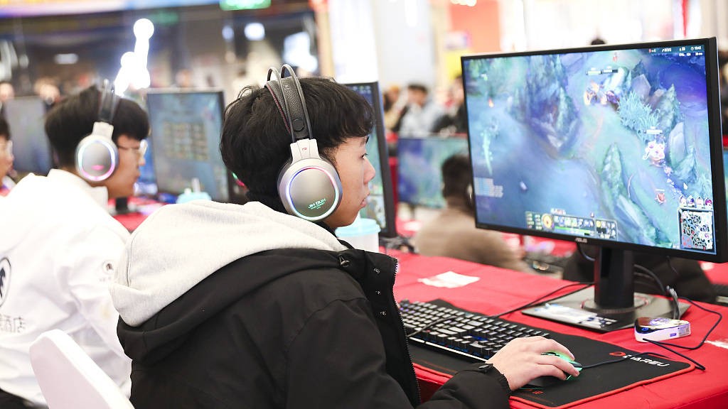 Έρευνα: Λιγότεροι νεαροί Κινέζοι παίζουν games μετά από τους περιορισμούς της κυβέρνησης