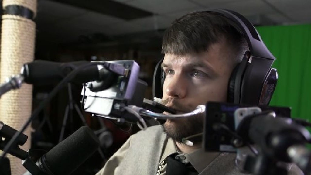 Ο RockyNoHands παίζει Call of Duty χρησιμοποιώντας μόνο το στόμα του