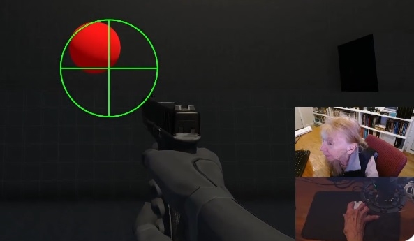 Μια 95χρονη γιαγιά με μερική τύφλωση στοχεύει πολύ καλά σε FPS Simulator!