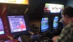 Gamer παίζει Time Crisis 2 ταυτόχρονα σε δυο οθόνες