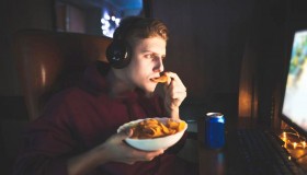 gamers-eating-while-playing-games