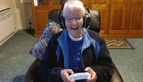 Xbox: Η Microsoft μας δείχνει γιαγιά που παίζει games με τον εγγονό της