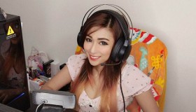 chinese-female-gamer